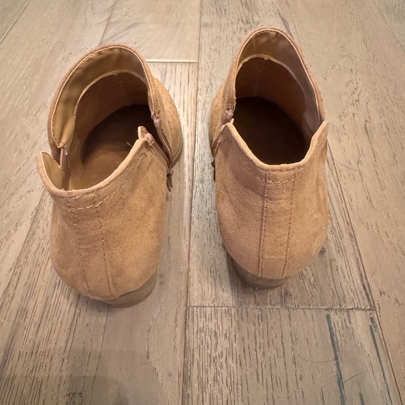 Women’s Fergie tan ankle boots, size 7.5 - Picture 3 of 6